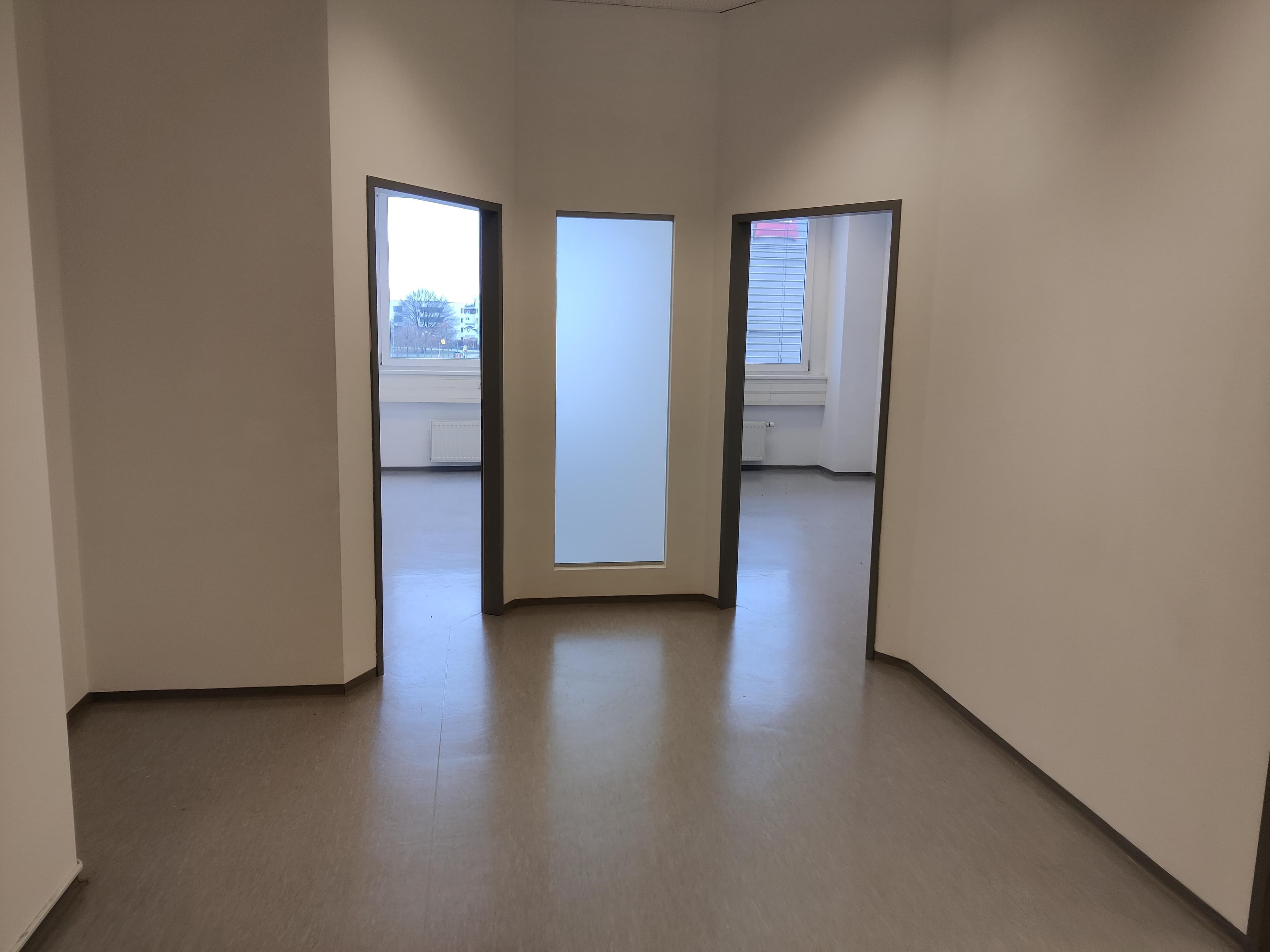 Gut geschnittenes 2 Raum Büro mit extra Küche und Vorraum Top 2.S-21